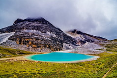 中国亚丁自然保护区雪山峰中的乳湖.