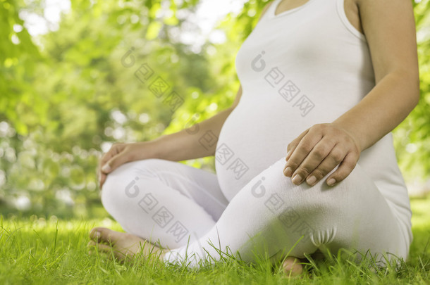 孕妇在大自然中放松