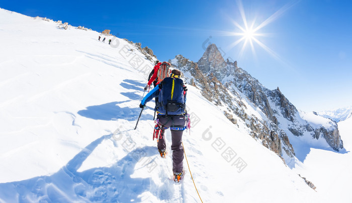 登山者攀登雪峰。在背景著名高峰 D 野外旅行,攀登雪山