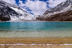 在雪山在亚丁自然保护区，中国的牛奶湖.