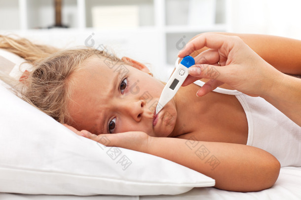 生病的小女孩躺在床上的温度计