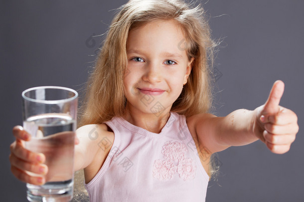 玻璃女孩喝的水