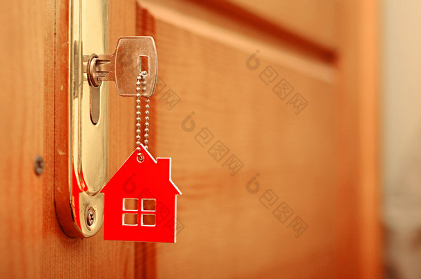 房子和棍子钥匙孔中的键的象征