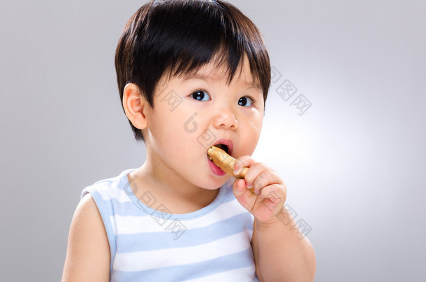 婴儿吃饼干