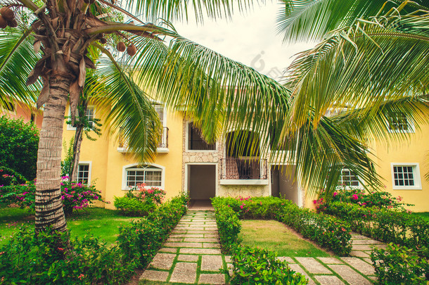 在多米尼加共和国，自己的游泳池的豪华别墅。与美丽的<strong>花</strong>园的加勒比海度假胜地。<strong>花</strong>间<strong>古典</strong>西班牙房子
