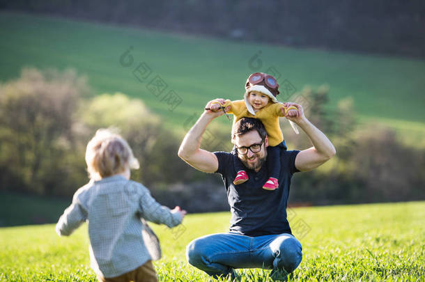 一个父亲与他的幼儿孩子在外面<strong>玩</strong>, 春天自然.