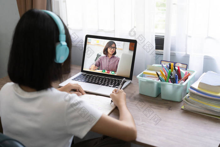 女生在家在线学习作业，社交远程在线教育理念