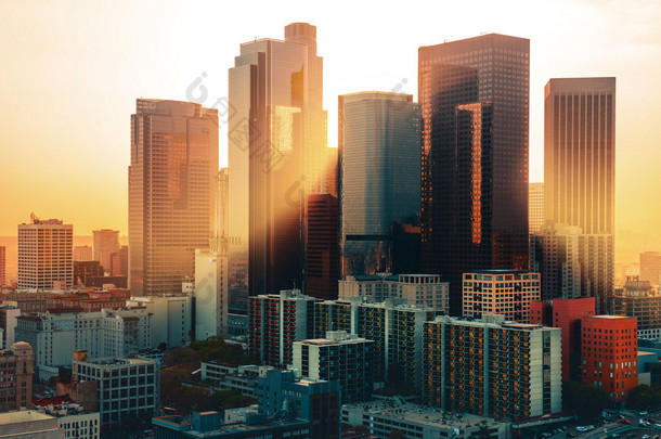 洛杉矶市中心的天际线在日落