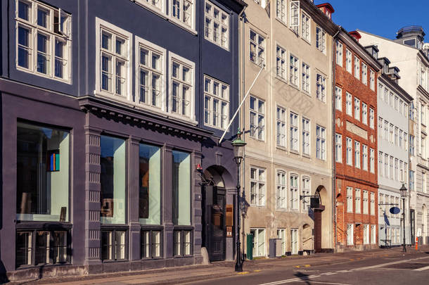 丹麦哥本哈根的空荡荡的街道和美丽多彩的建筑
