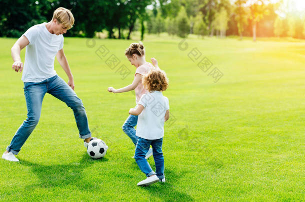 父亲与孩子们踢足球