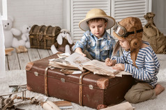 男孩旅行者填补他们的旅行书