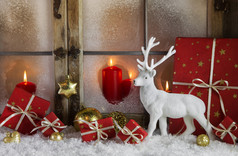 载歌载舞的圣诞装饰用红色礼物和白色 reinde