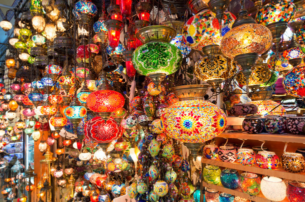多彩土耳其灯笼出售在土耳其伊斯坦布尔的大<strong>市集</strong>