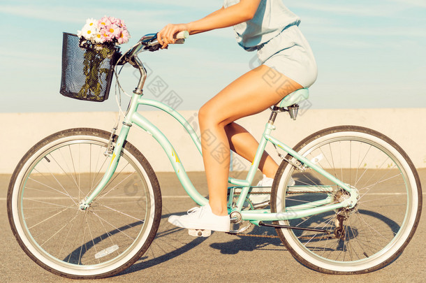 年轻女子骑着她的自行车