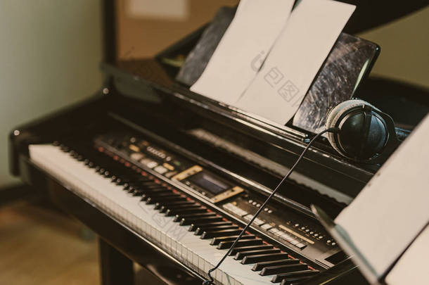 录音室中的电钢琴特写镜头