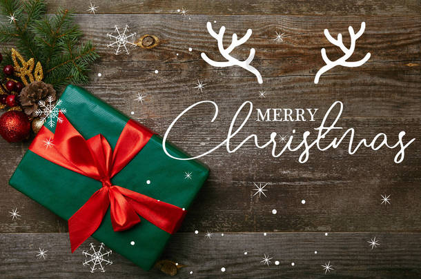 最高视图包裹的绿色礼物与红色丝带和圣诞节玩具在木背景与 