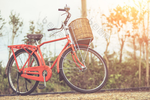 在海景红日本风格经典自行车点