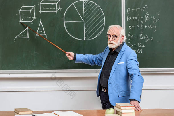 灰色头发教授指着木指针的东西