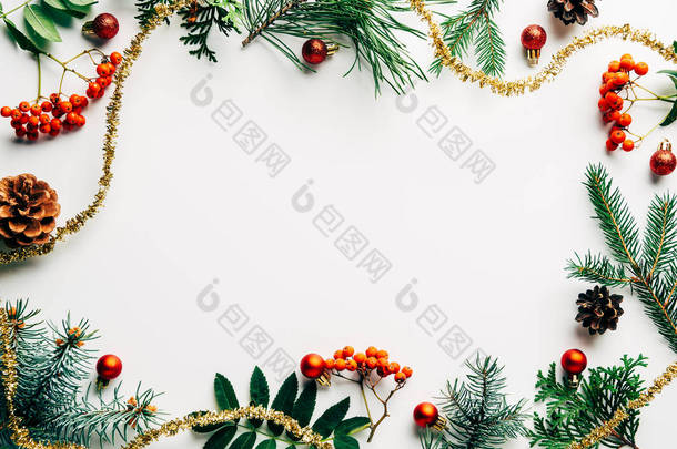 平躺与节日安排松树树枝, 共同的<strong>沙棘</strong>和圣诞装饰品白色桌面