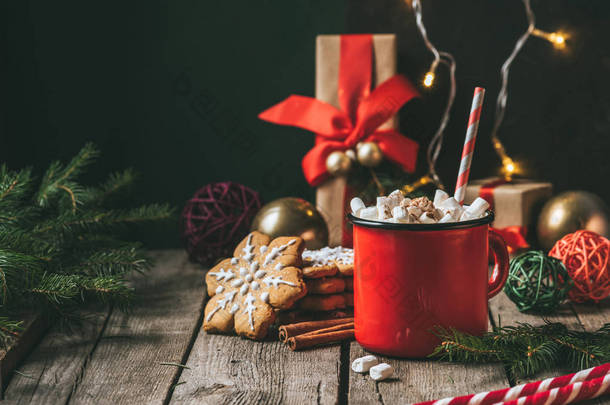 杯热可可糖在木桌上与圣诞姜饼