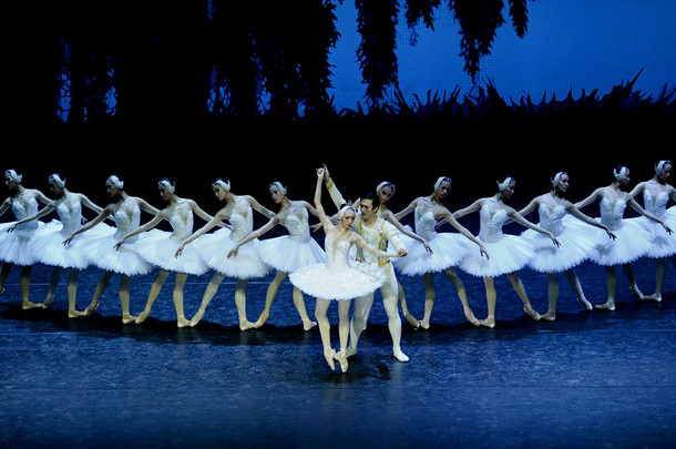 中国国家芭蕾舞团在舞台上执行