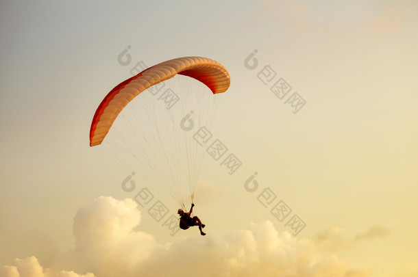 滑翔伞上大海背景