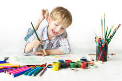 由彩色涂料用画笔绘制的快乐儿童