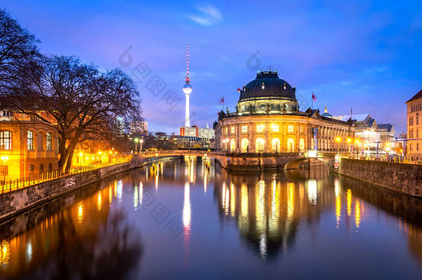 柏林博物馆在河狂欢的银行在柏林, 德国.