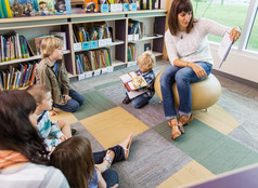 老师读本书给儿童图书馆
