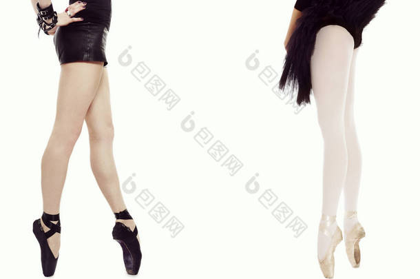 两个女人在芭蕾舞鞋的苗条的腿白色背景, 复制空间