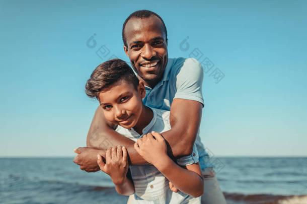 非洲美国父亲和儿子