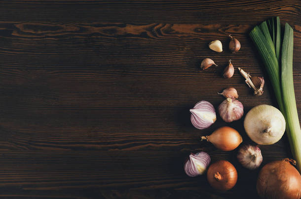 棕色桌面上的洋葱和大蒜