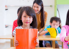 亚洲女孩孩子读书教室，虽然老师教