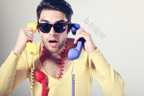 时髦眼镜和唯一电话搞笑电话中心的家伙