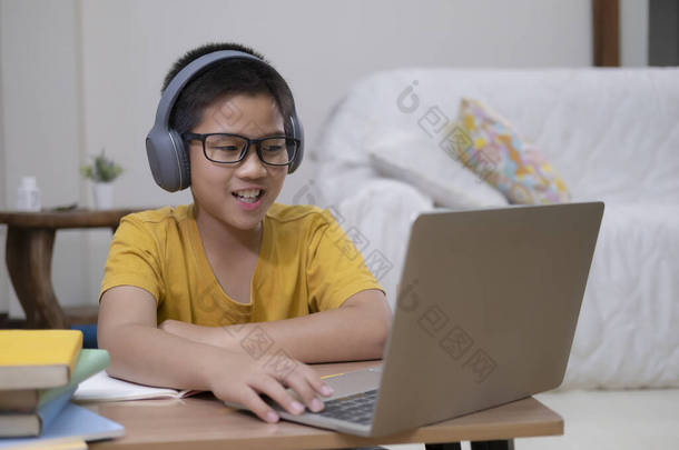 利用计算机和移动设备在网上学习的年轻大<strong>学生</strong>。教育和在线学习. 