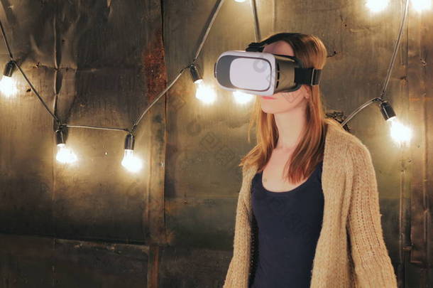 使用虚拟现实眼镜的年轻女人