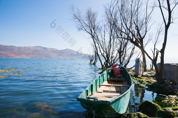 美丽的洱海bruneta žena v modrých šatech