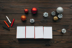 平躺与空白日历, 铅笔, 松果和圣诞玩具在木表面