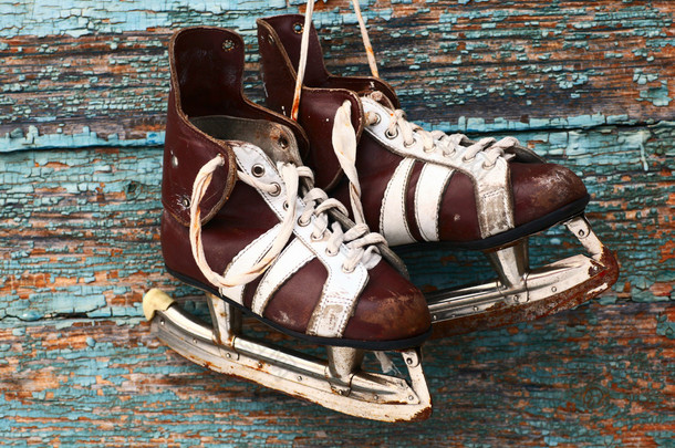 复古双男士冰溜冰鞋在木墙上