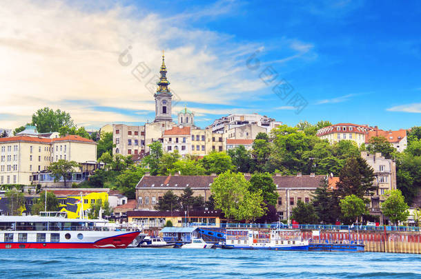 美丽的景色的河畔的萨瓦河河、 塞尔维亚的贝尔格莱德历史中心