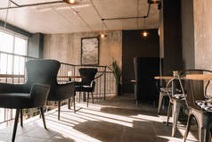 阳光下现代阁楼咖啡屋有桌子和椅子的阳台