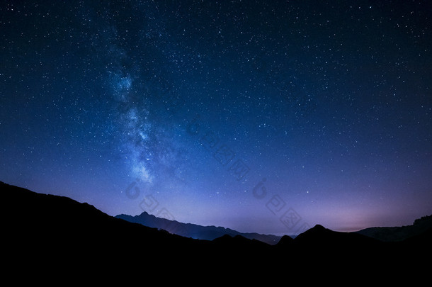 <strong>夜晚的</strong>天空与银河系恒星对山背景
