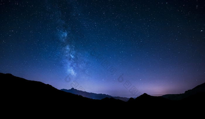 夜晚的天空与银河系恒星对山背景