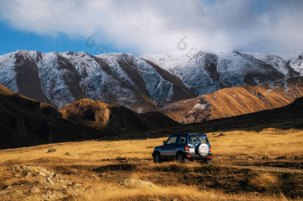 汽车<strong>行驶</strong>在高加索，格鲁吉亚山路上越野旅行.