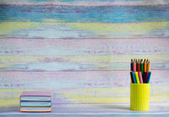 学校或学生用品, 彩色木质背景文具-字幕空间.