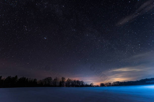 黑暗的天空充满了闪亮的星星在喀尔巴泰山脉在冬天在夜间