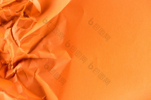 背景的橙色皱巴巴的纸特写镜头