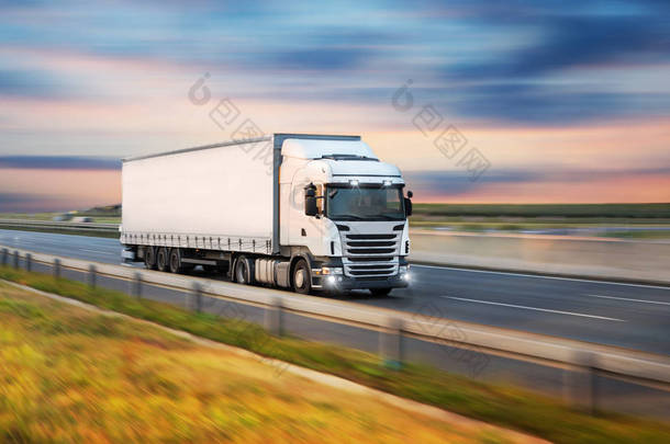 道路上装有<strong>集装箱</strong>的卡车，货物运输概念.