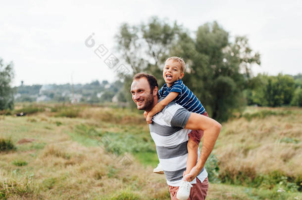 父亲和儿子在自然中夏公园