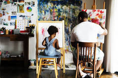 黑人艺术家爸爸做他的艺术工作, 他的孩子坐在附近, 原来的 photoset